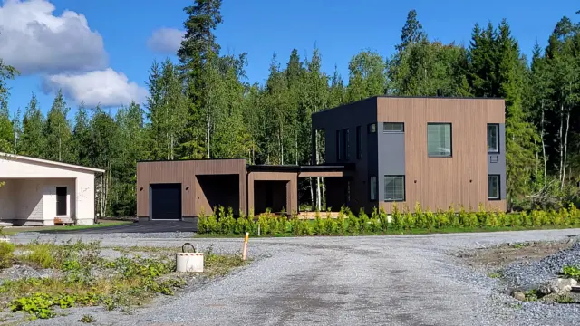 Pirkkala, Vasamatie.
Puurakenteinen pientalo autotallilla ja katoksella.